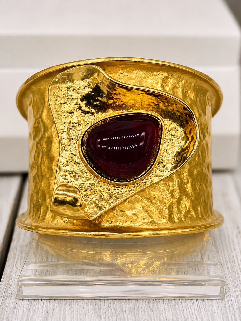 408. Gold Hammered Sculptural Red Resin Cabochon Runway Cuff Bracelet Sz7